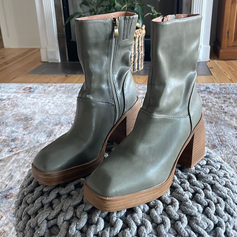 Women’s platform boots